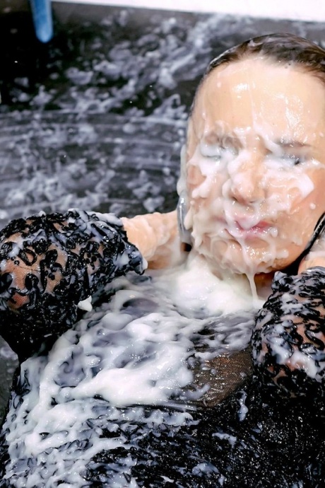 Грязная блондинка заливает тело спермой в грязной дыре славы, сосет и трахается 15