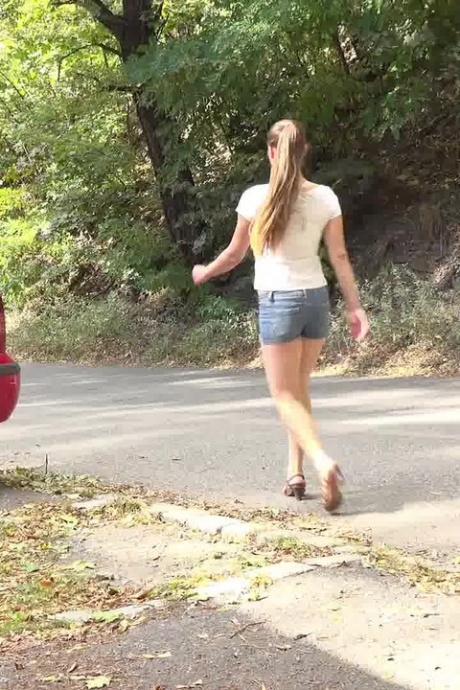 Валентина Росс мочится на чью-то подъездную дорожку во время прогулки 15