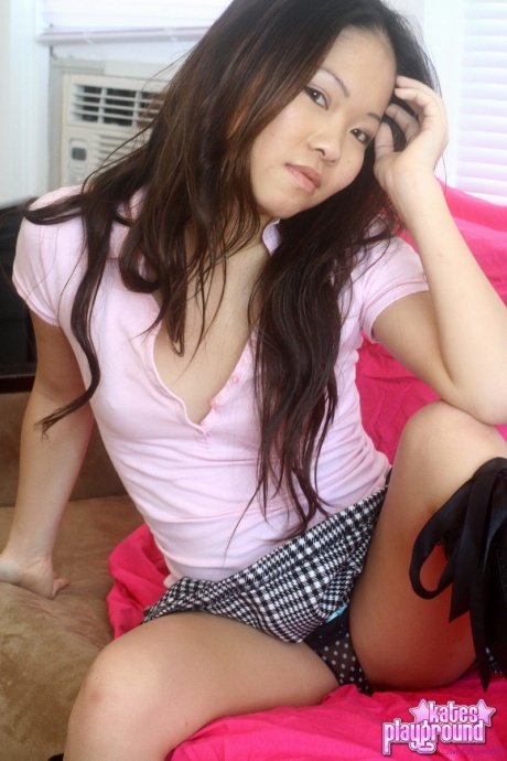 Крошечная азиатская подружка Грейс снимает короткую юбку и позирует в стрингах 2