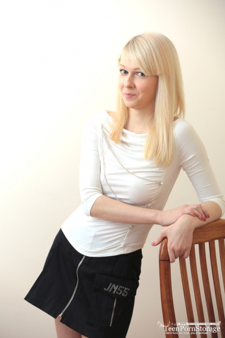 Красивая молоденькая Кристи хватает себя за голую задницу во время секса в носках до колен 4