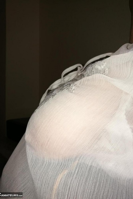 Возбужденная Ома засовывает фломастер в свою волосатую вагину в нейлоновых чулках с задним швом 20