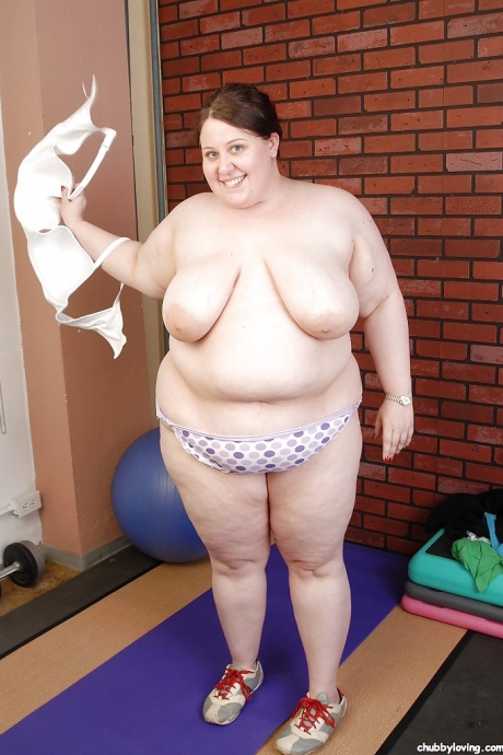 Жирная цыпочка Джеллибин снимает свое платье сразу после занятий йогой 8