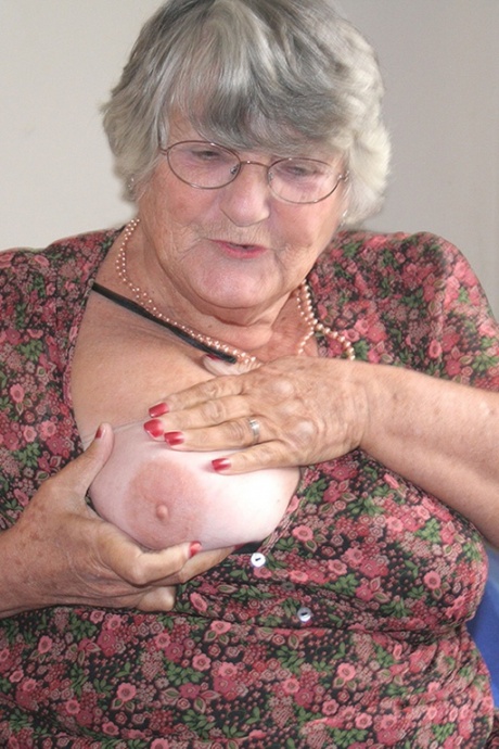 Старая британская любительница бабушка Либби обнажает свое тучное тело перед мастурбацией 4