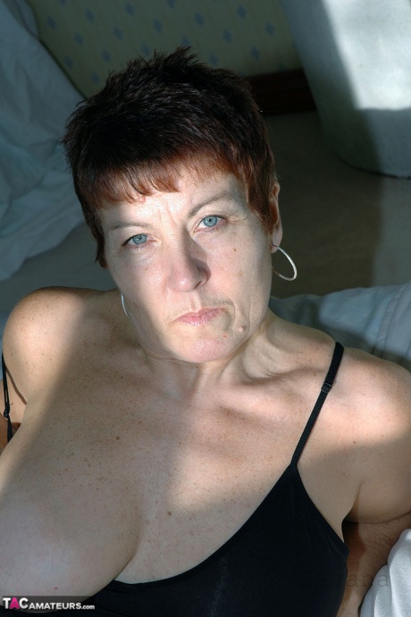 Зрелая рыжеволосая Савана коротко стрижет волосы во время жесткого траха от первого лица на кровати 10