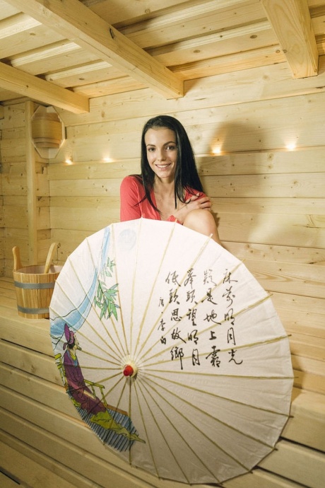 Худенькая брюнетка Сапфира А мастурбирует в сауне 2