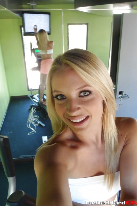 Горячая блондинка-подросток Алисса делает сексуальные селфи не обнаженной у себя дома 5