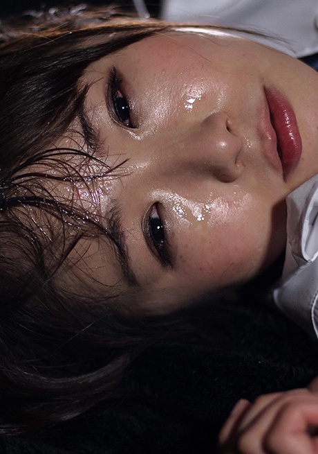 Японская школьница в бондаже давится членом и получает грубый глоток 16