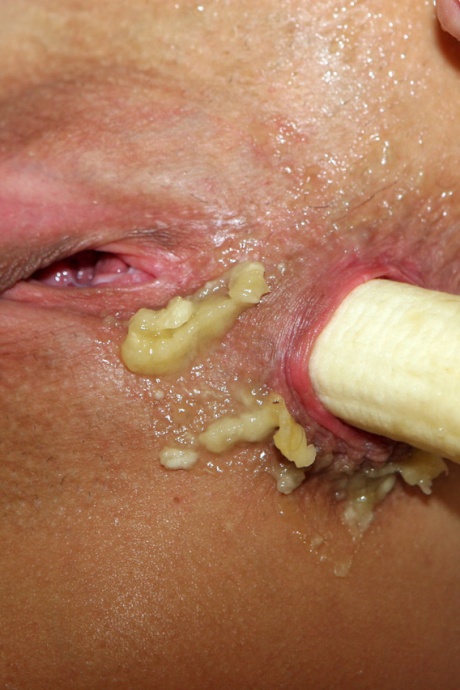 Одинокая девушка засовывает банан в свою грязную задницу в черных латексных чулках 7