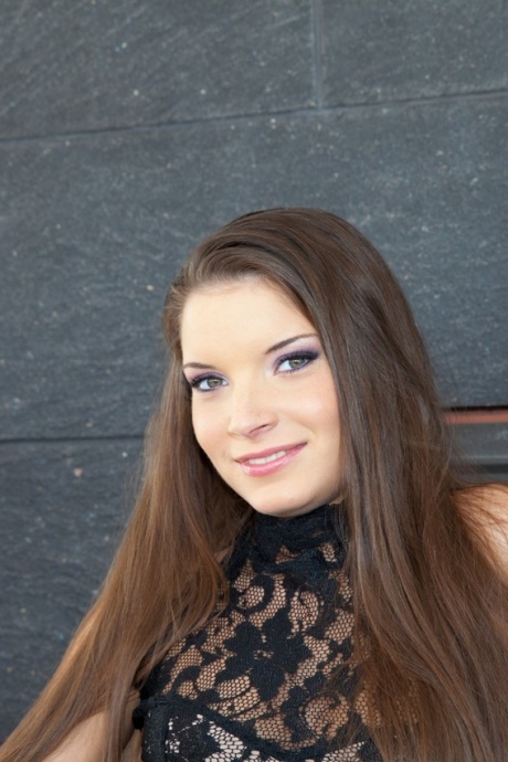 Сладкую молоденькую Аниту Беллини трахают в жопу, одновременно отсасывая член 8