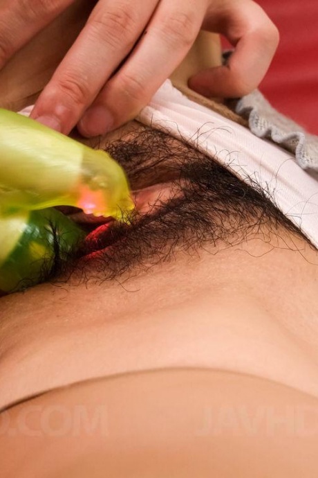 Спящая японка Рури Хаями просыпается от того, что с ее кустом играют 12