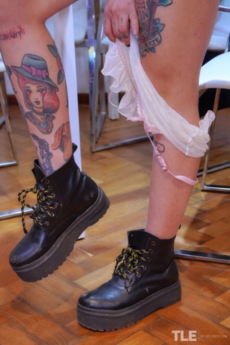 Сексуальная блондинка студентка колледжа Лючия попала в беду Из-за многочисленных татуировок и пирсинга 8