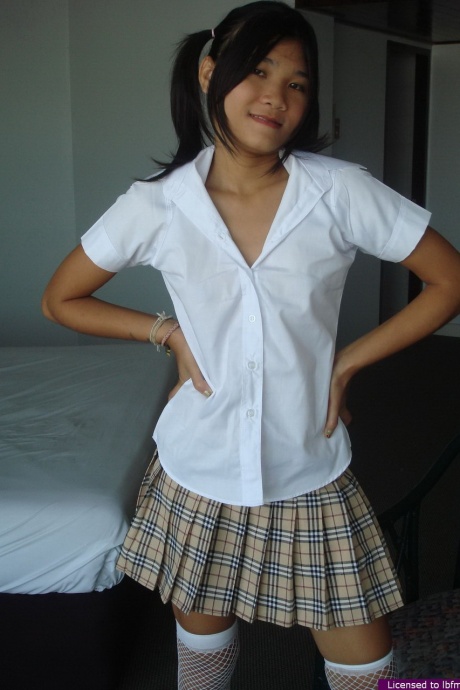 Азиатка снимает свою школьную одежду, чтобы обнажить свою безволосую киску 3