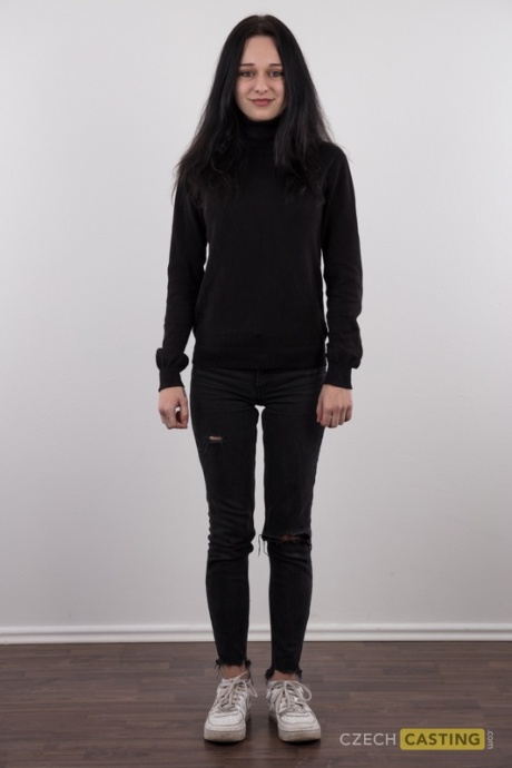 Темноволосая любительница Сона сбрасывает всю черную одежду, чтобы полностью раздеться 2