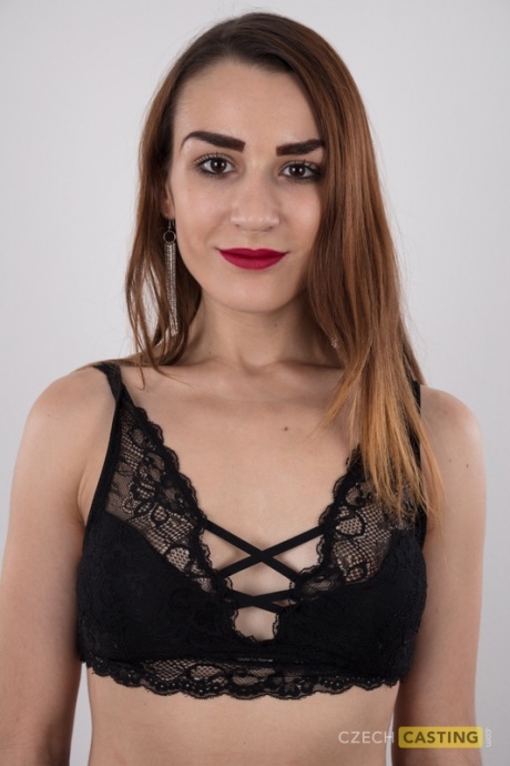 Новичок в черной мини-юбке стоит обнаженной на своей премьере обнаженной модели 5