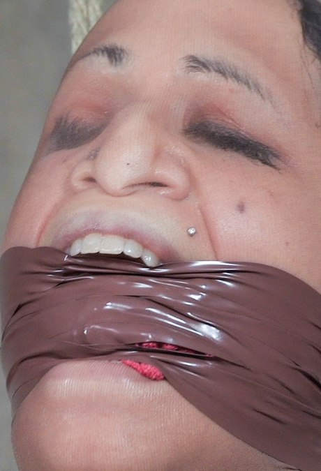 Сдержанная женщина Алисса Линн терпит пытки сиськами и повешение 10