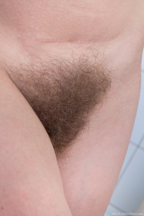 Соло-модель намыливает и ополаскивает свою натуральную вагину в ванне 8