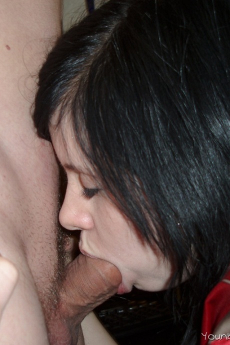 Молодая домохозяйка оживляет свою домашнюю сексуальную жизнь, снимая домашнюю порноленту 5