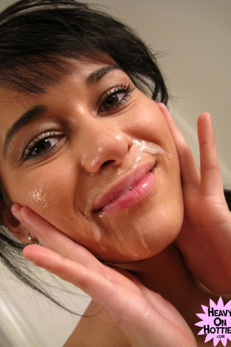 Брюнетка-любительница Вики высовывает свой язычок со спермой на лице 14
