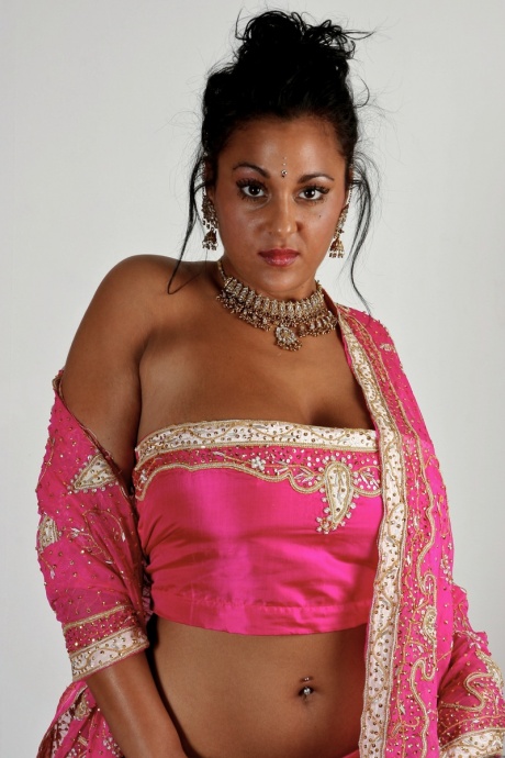 Индианка Кира демонстрирует свои большие натуральные сиськи в плавках бикини 3