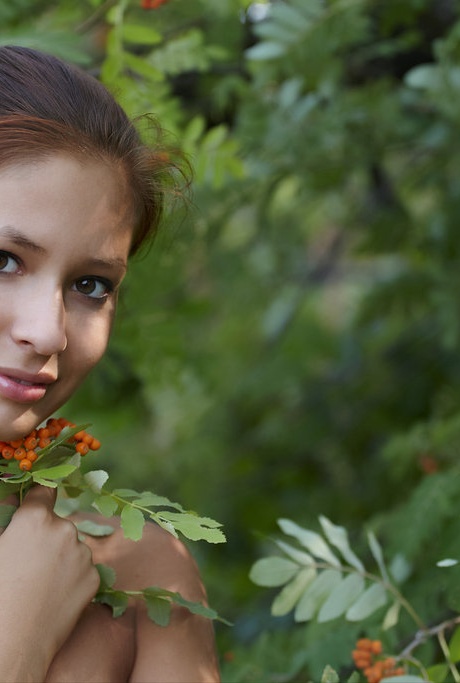 Русская девушка Афродита полностью раздевается возле подлеска 5