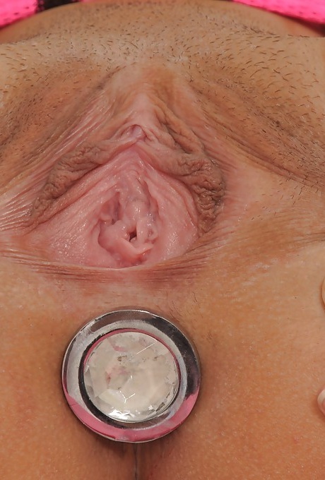 Похабная брюнетка-подросток Грейс Янг позирует с игрушкой в своей заднице 11