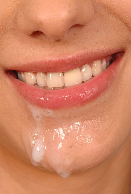 Симпатичная девушка-подросток Виктория Свит брызгает спермой на свой подбородок после того, как дала головку 16