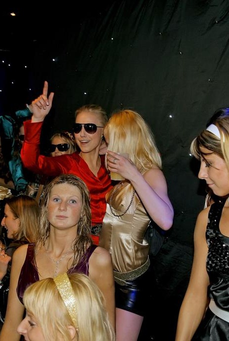 Группа пьяных женщин, гуляющих по городу, оказывается на вечеринке свингеров 14