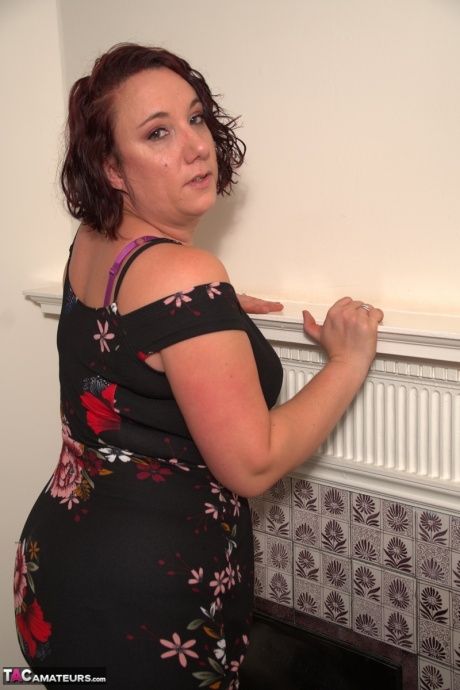 Зрелая леди сбрасывает свое платье, чтобы позировать в нижнем белье и нейлоновых чулках 4