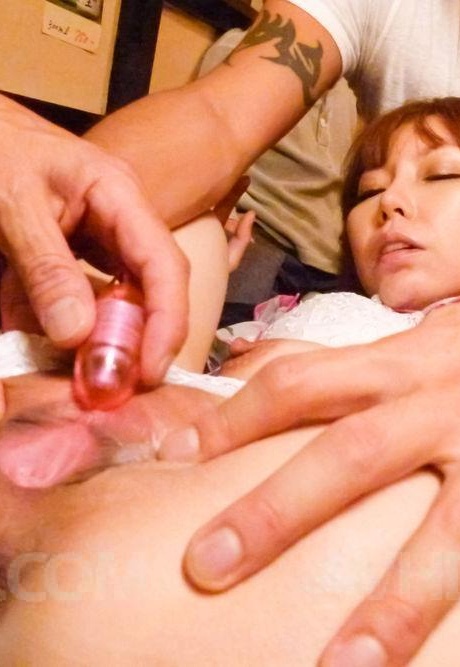 Азиатка Минами Китагава в розовом нижнем белье получает вибратор в пизду 12