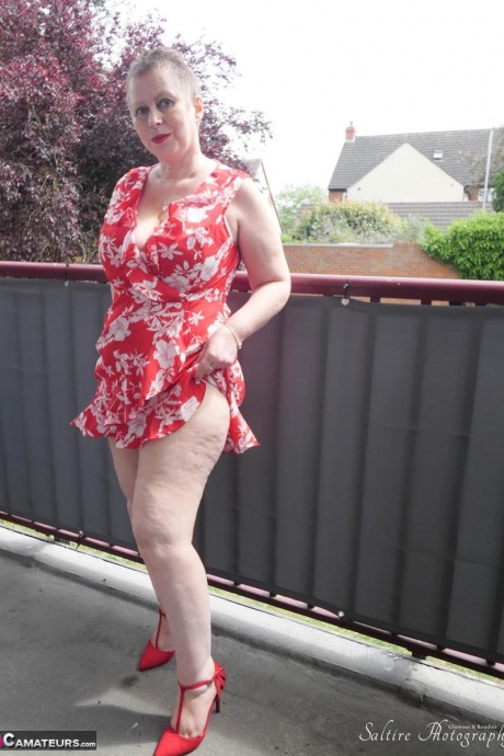 Зрелая шикарная любительница София обнажает свою большую задницу и киску в красных туфлях на каблуках 16