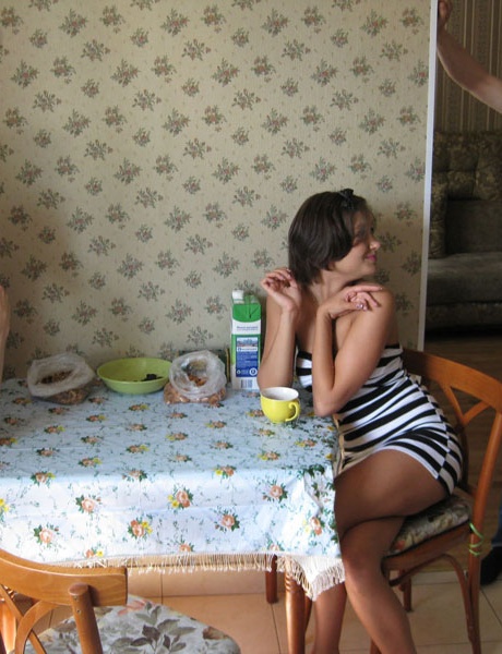 Симпатичная молоденькая трахается с хозяином квартиры на кухонном столе, пока ее парень наблюдает 2