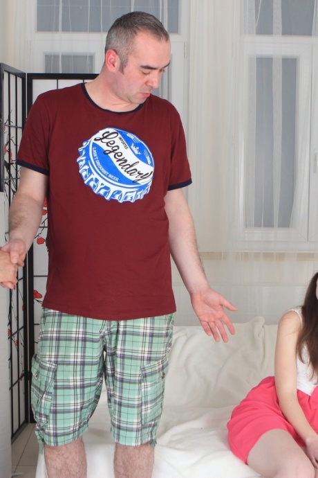 Миниатюрная брюнетка теряет девственность со своим отчимом после гинекологического осмотра 4