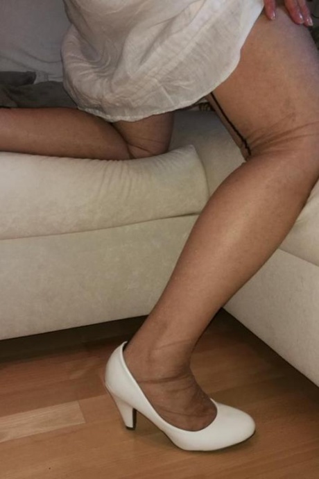 Непослушная бабуля обнажает свои сиськи, переодеваясь в нейлоновые чулки и туфли на каблуках 5