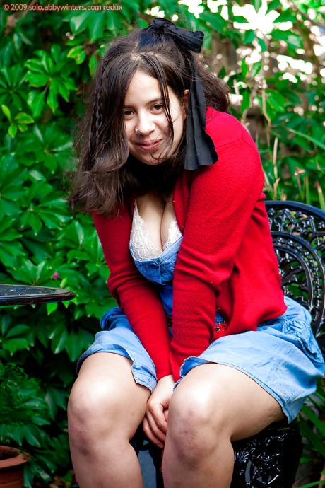 Молодая любительская девушка Никки С демонстрирует свои толстые булочки после раздевания на улице 2