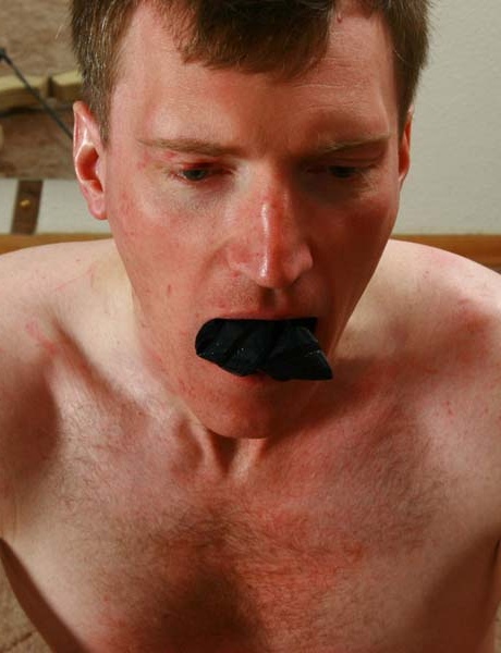 Доминирующая женщина пороет голого раба-мужчину за его плохую работу 10