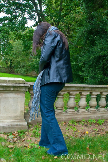 Любительская красотка Кристин раздевается на заднем сиденье своей машины, чтобы показать сиськи 6