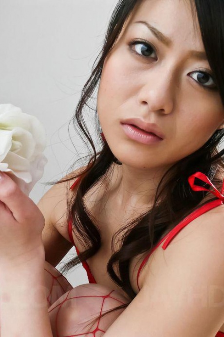 Японская девушка Хина Айсава приседает на корточки в чулках в сеточку перед тем, как сделать минет 2