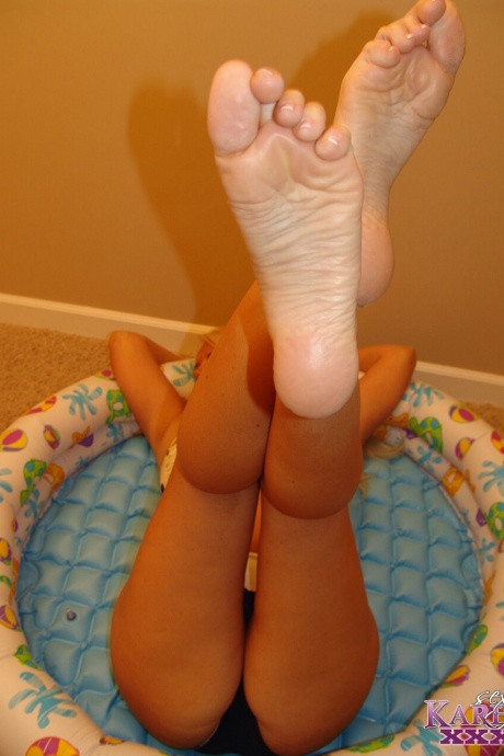 Милф-блондинка Карен Фишер освобождает свои искусственные сиськи от бикини в детском бассейне 8