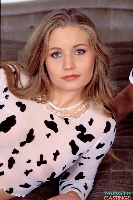 Красивая Тимея получает капающую сперму на свой язычок во время винтажного группового минета 2