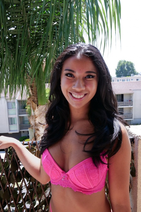 Негритянка-первокурсница Амина Грин занимается сексом от первого лица с большим членом 2