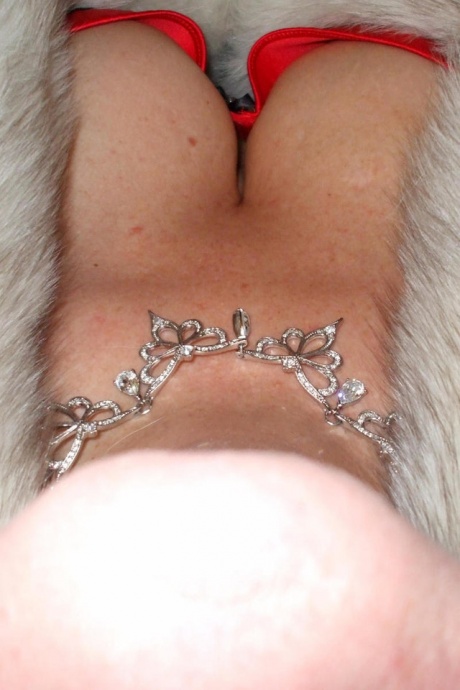 Пожилая грудастая любительница Блисс занимается сексом со своим молодым любовником на кровати 5