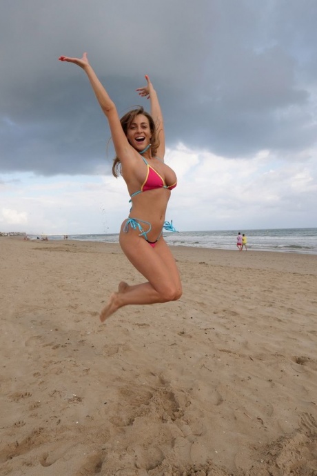 Соло-девушка Джозефина Джексон обнажает свои большие натуральные сиськи из своего бикини 2