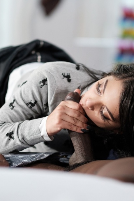 Горячая брюнетка Джина Валентина мастурбирует перед жестким сексом с Би-би-си 7