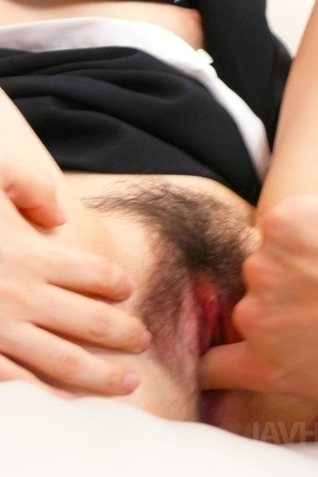 Японская милфа Акина Хара получает грязный зад во время секса ММФ 4