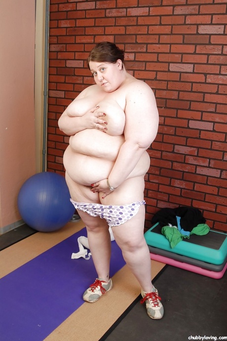 Жирная цыпочка Джеллибин снимает свое платье сразу после занятий йогой 10