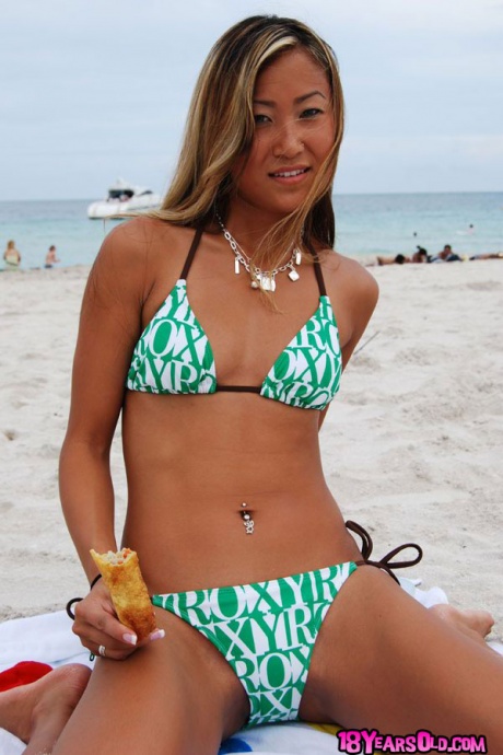 Молоденькая азиатка с крошечными сиськами Тина позирует в горячем бикини на открытом воздухе 9