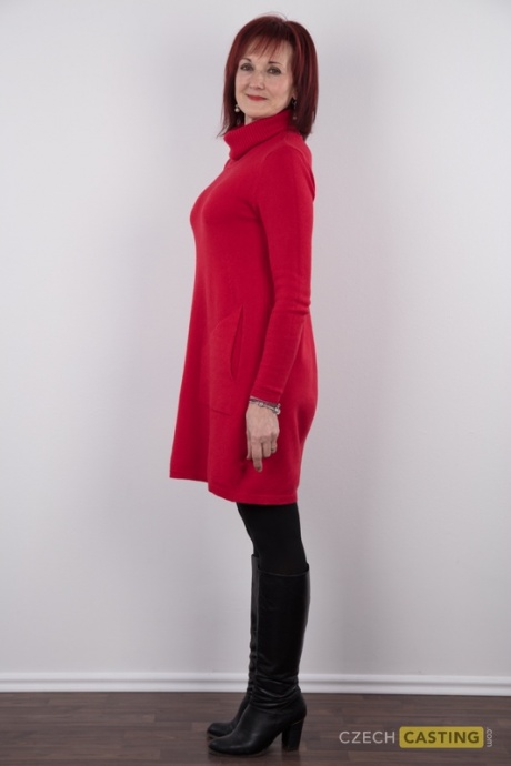 Рыжеволосая Ирена постарше стоит обнаженной после того, как разделась для своего дебюта в обнаженном виде 4