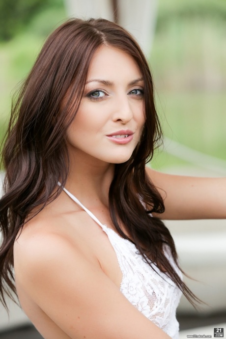 Длинноногая белая девушка Кэти Роуз получает сперму на ноги после межрасового анального секса 4