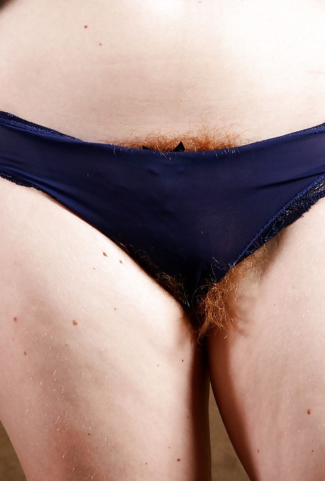 Пожилая рыжеволосая леди Ана Молли позирует с обнаженными лобковыми волосами под трусиками 3