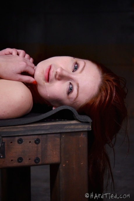 Светлокожая рыжеволосая подросток Вайолет Монро терпит межрасовый секс в рабстве 16